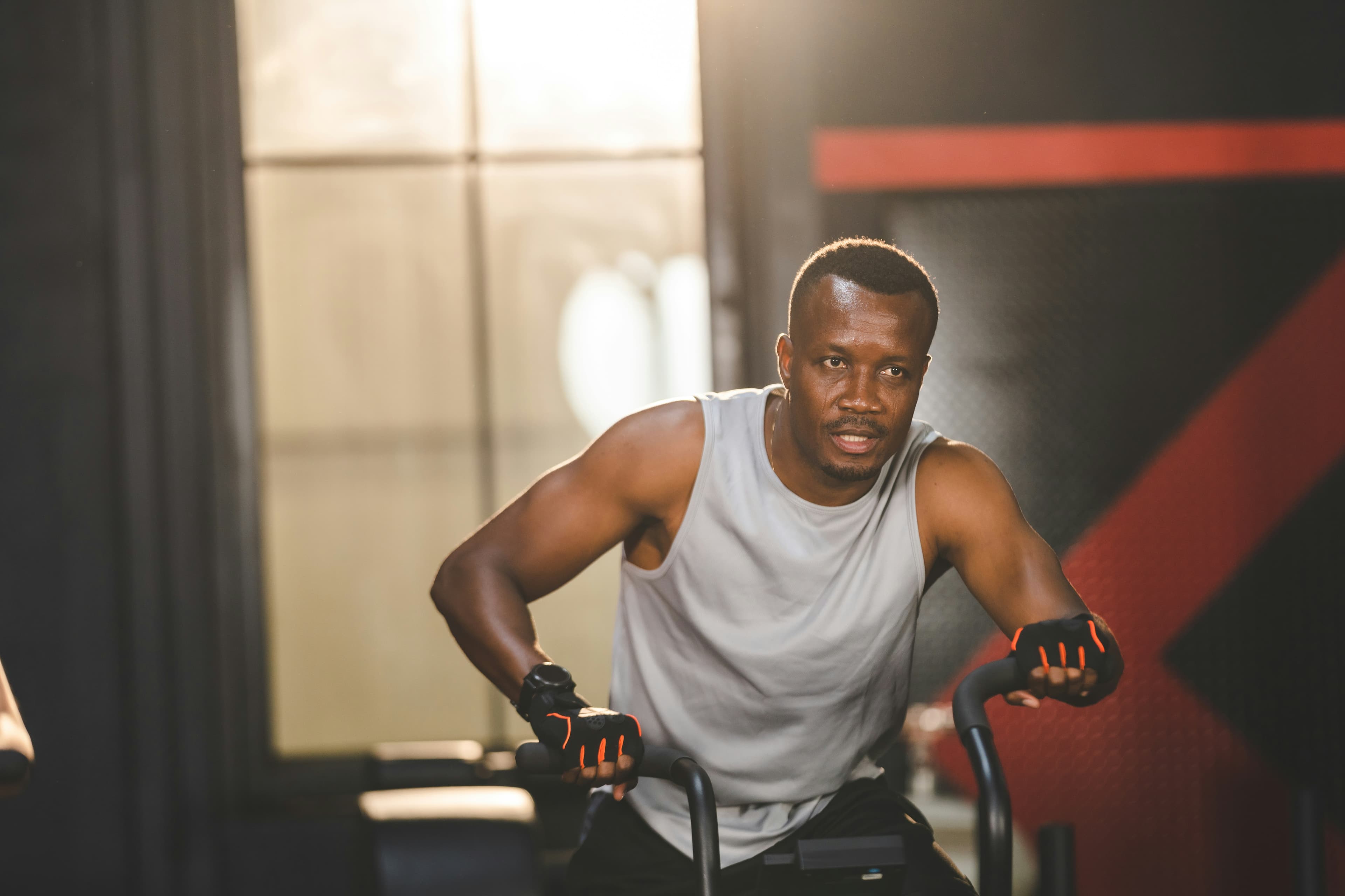 Cardio training in een gym — ochtendlicht
